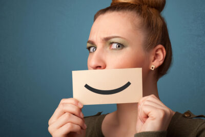 femme avec une etiquette devant la bouche avec un sourire dessus